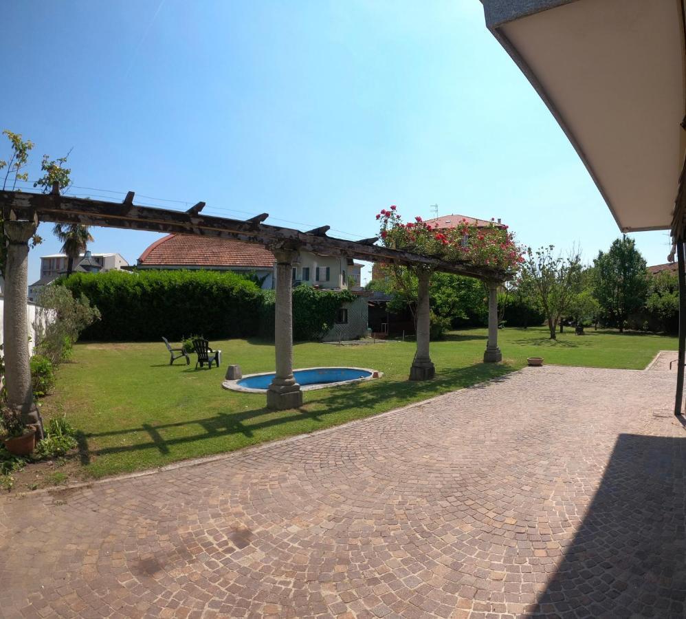 Bella Vita Guesthouse -Parcheggio Privato Interno Arona Exteriör bild