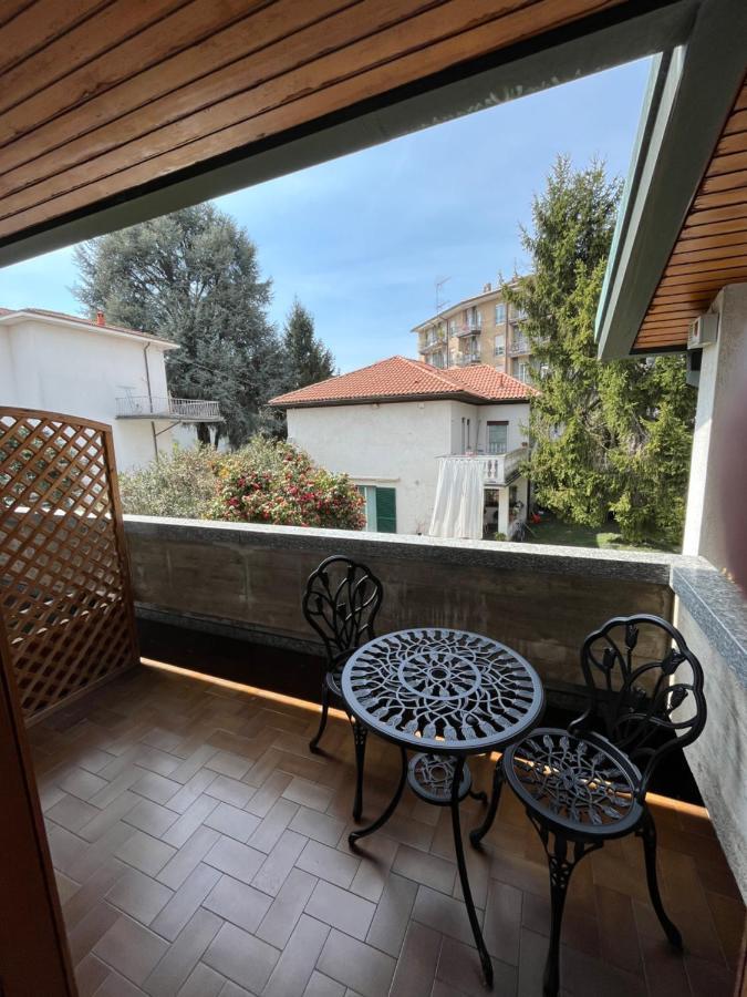Bella Vita Guesthouse -Parcheggio Privato Interno Arona Exteriör bild