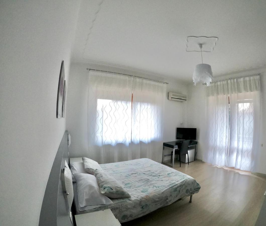 Bella Vita Guesthouse -Parcheggio Privato Interno Arona Exteriör bild