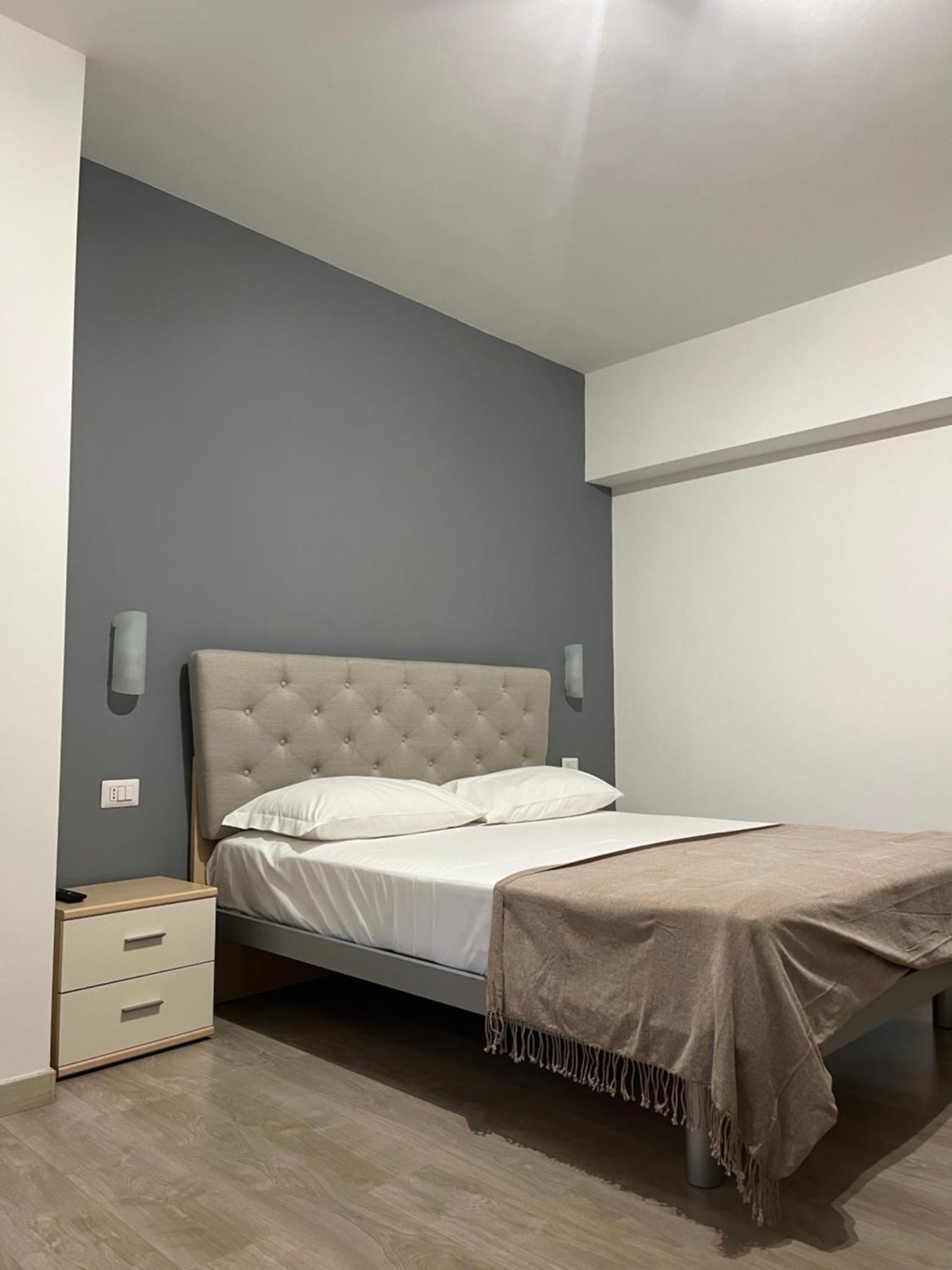 Bella Vita Guesthouse -Parcheggio Privato Interno Arona Exteriör bild