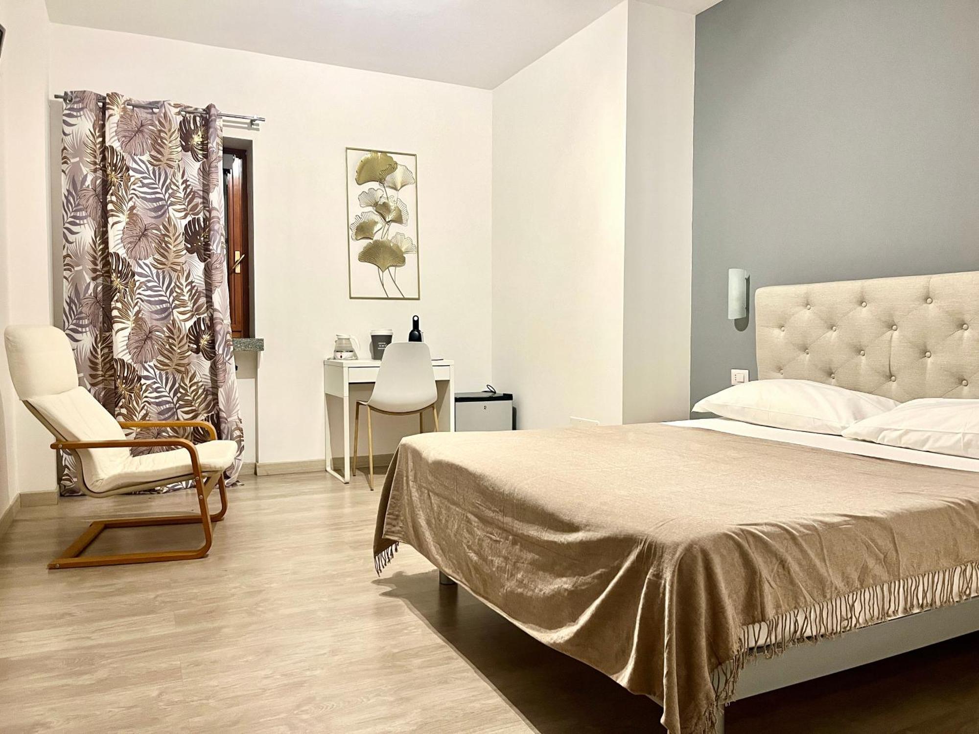 Bella Vita Guesthouse -Parcheggio Privato Interno Arona Exteriör bild