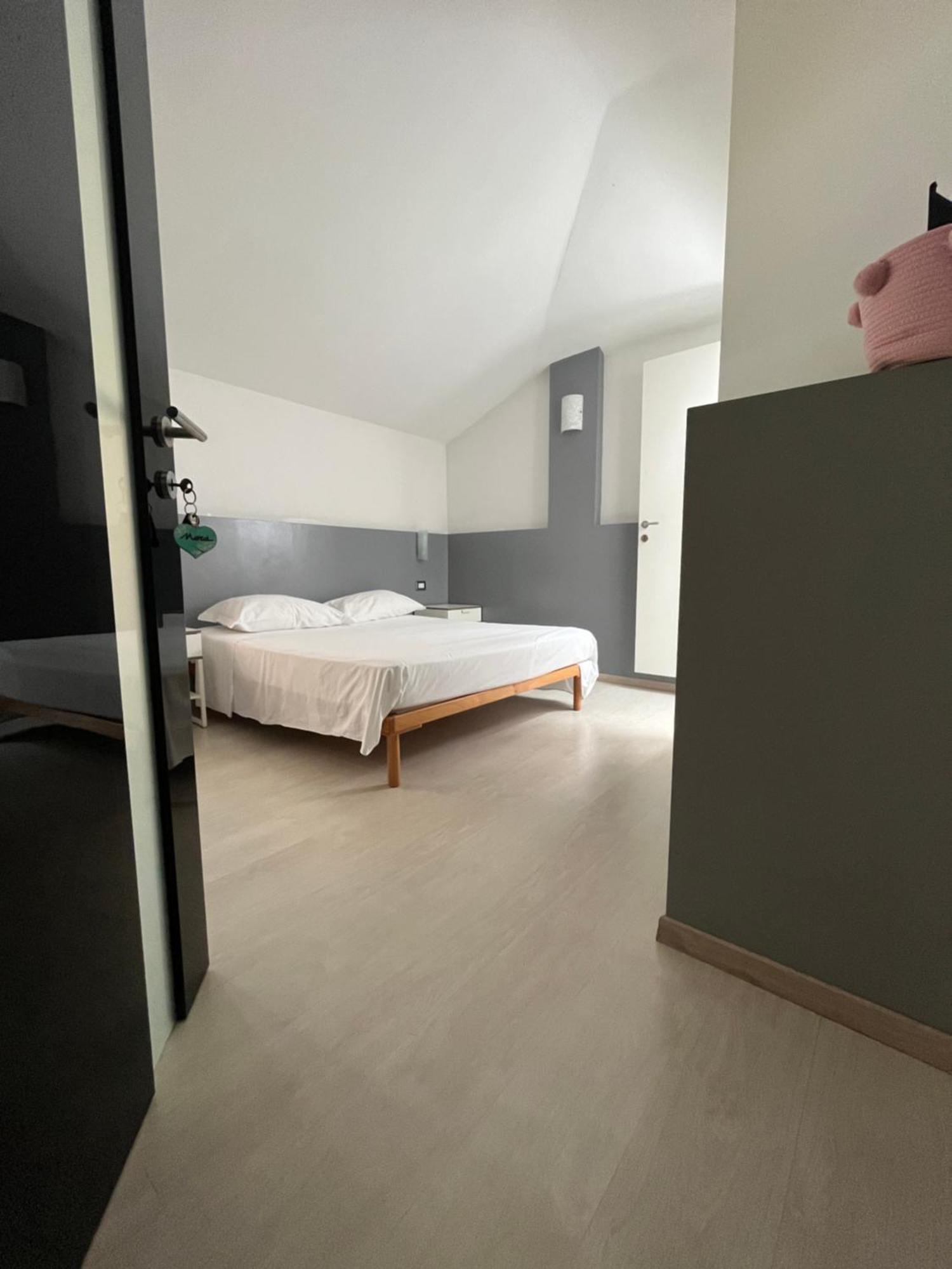 Bella Vita Guesthouse -Parcheggio Privato Interno Arona Exteriör bild