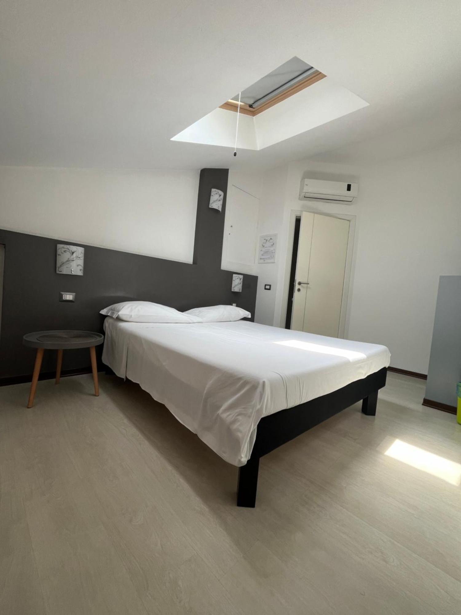 Bella Vita Guesthouse -Parcheggio Privato Interno Arona Exteriör bild