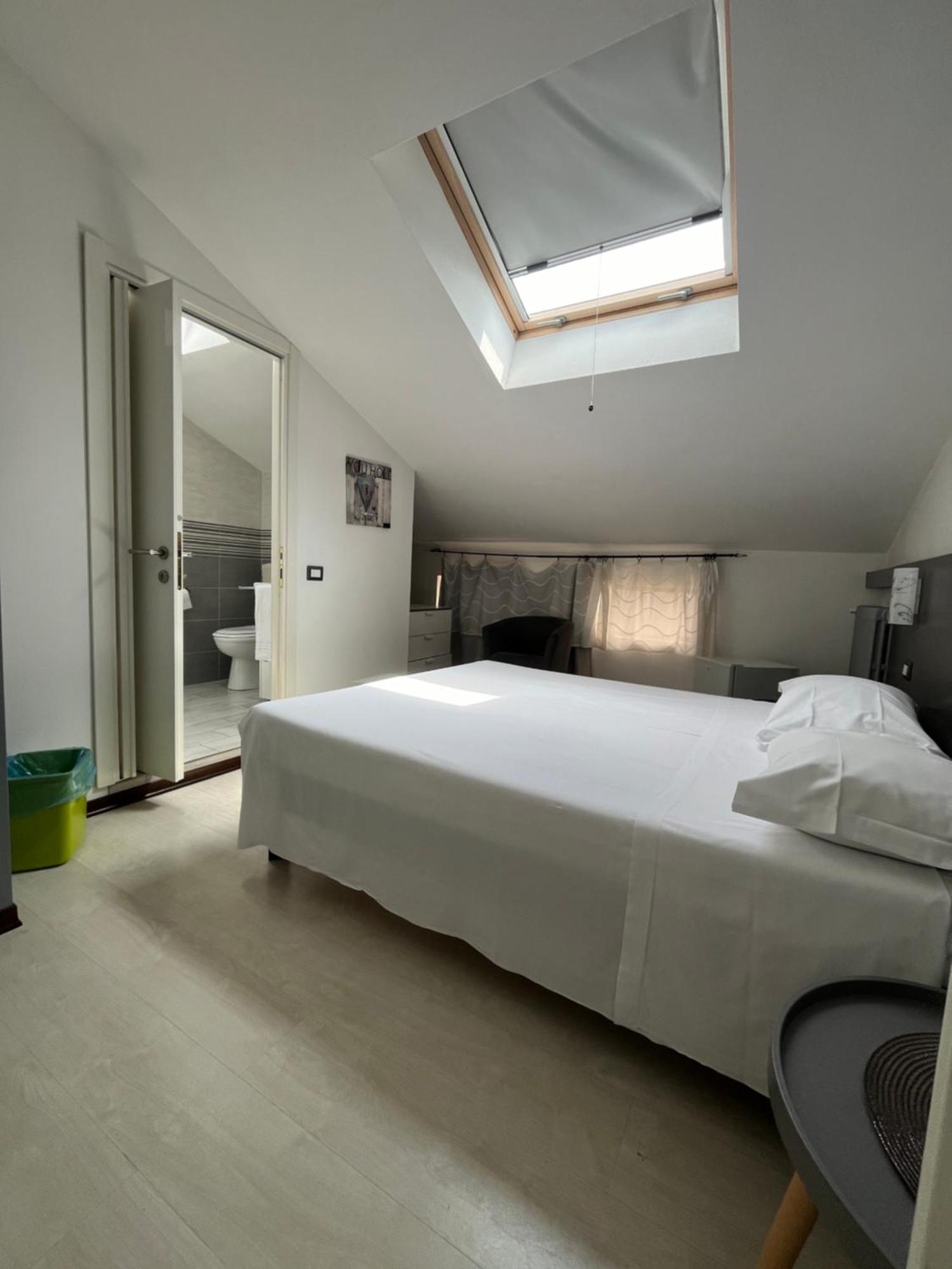 Bella Vita Guesthouse -Parcheggio Privato Interno Arona Exteriör bild