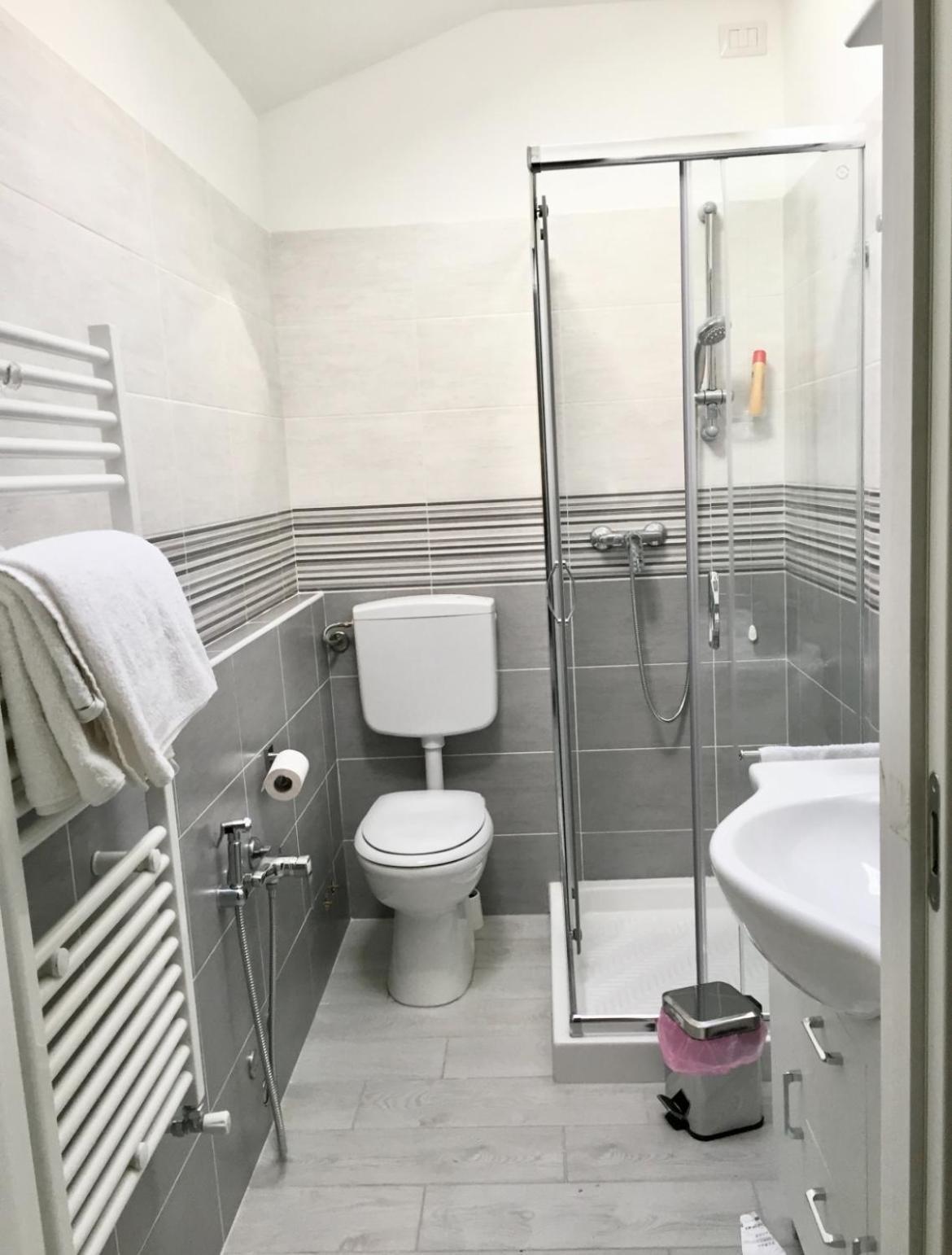 Bella Vita Guesthouse -Parcheggio Privato Interno Arona Exteriör bild