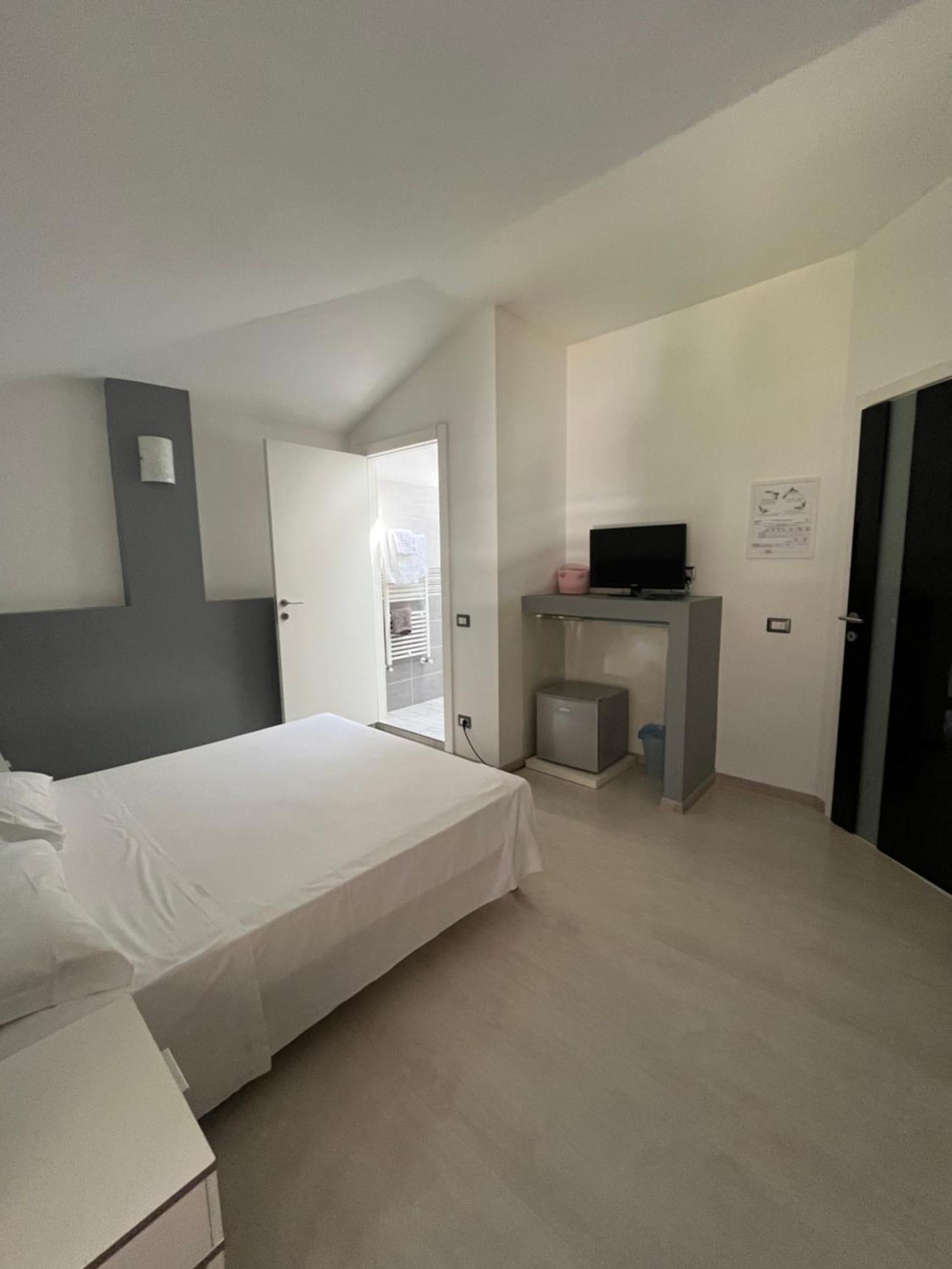 Bella Vita Guesthouse -Parcheggio Privato Interno Arona Exteriör bild