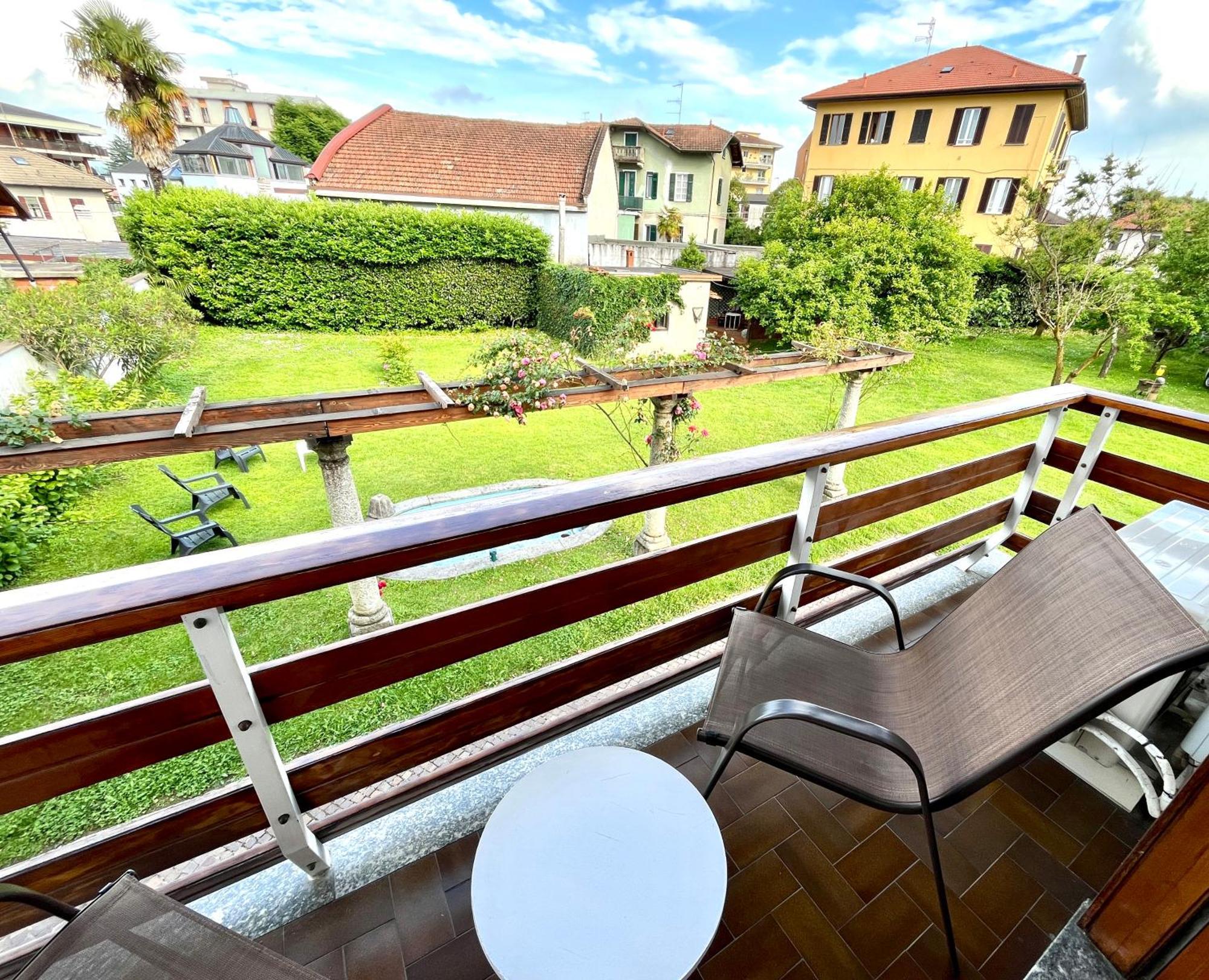 Bella Vita Guesthouse -Parcheggio Privato Interno Arona Exteriör bild