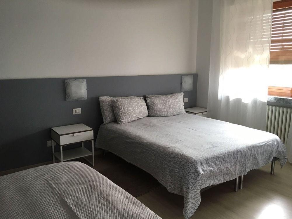 Bella Vita Guesthouse -Parcheggio Privato Interno Arona Exteriör bild