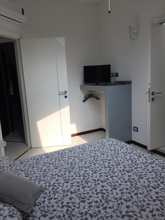 Bella Vita Guesthouse -Parcheggio Privato Interno Arona Exteriör bild