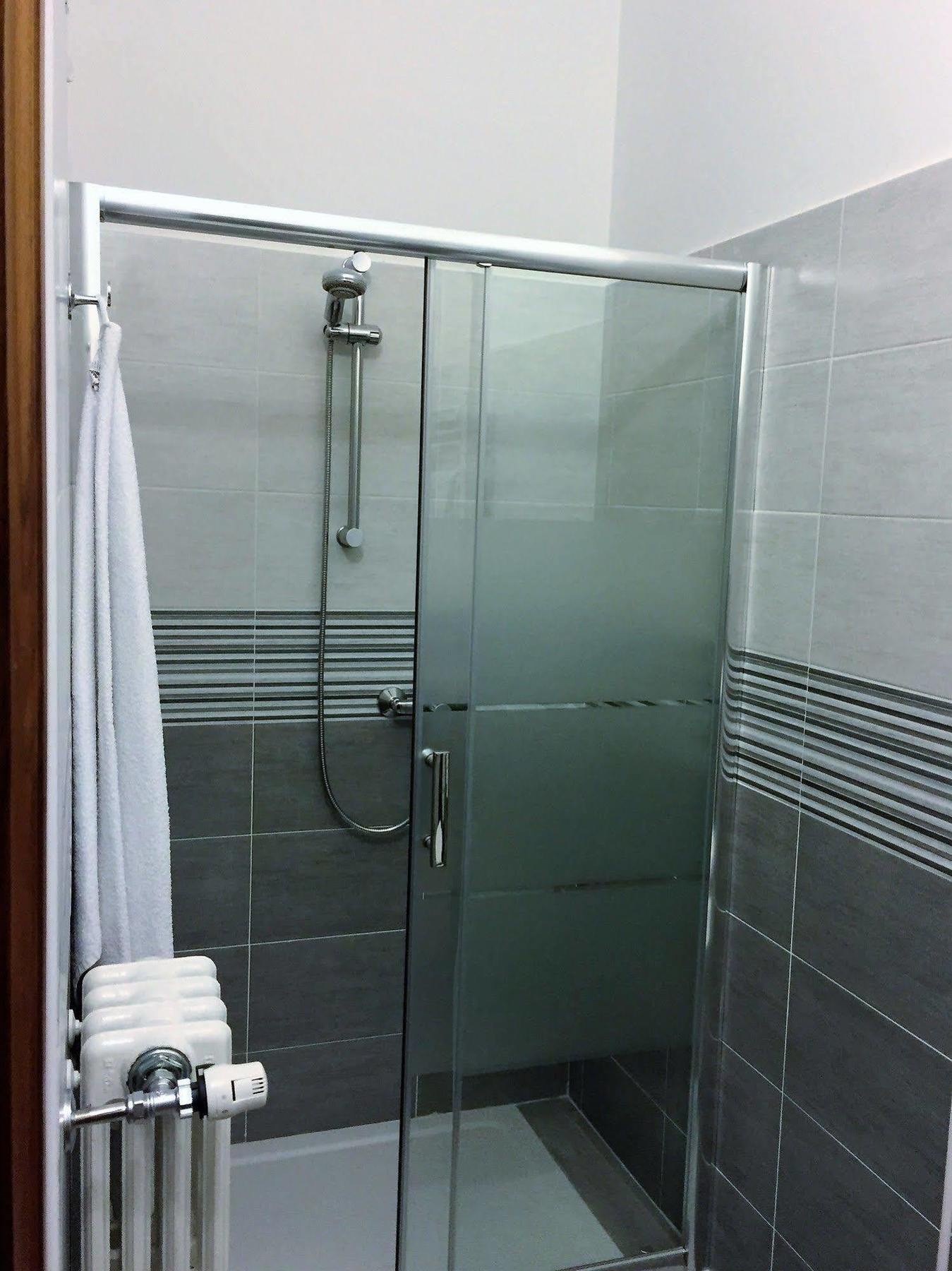 Bella Vita Guesthouse -Parcheggio Privato Interno Arona Exteriör bild