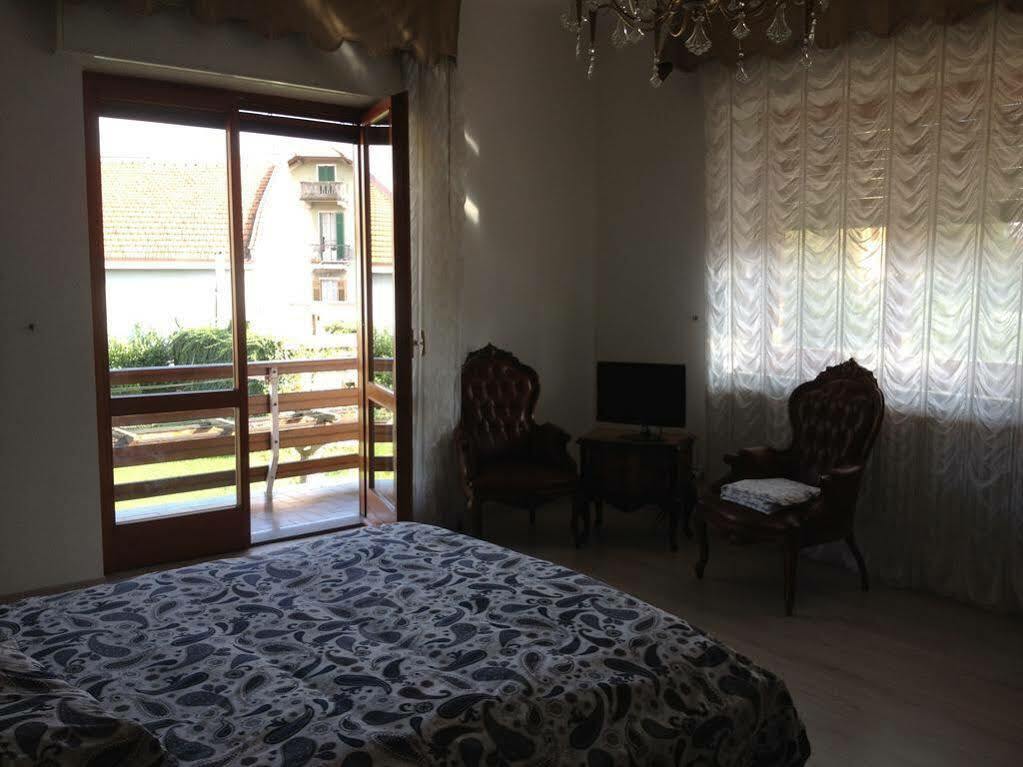 Bella Vita Guesthouse -Parcheggio Privato Interno Arona Exteriör bild